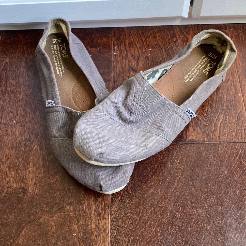 Grey Toms